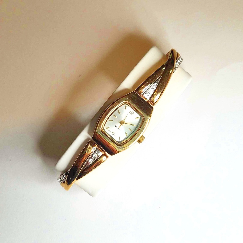 Vintage gold watch with stretch band